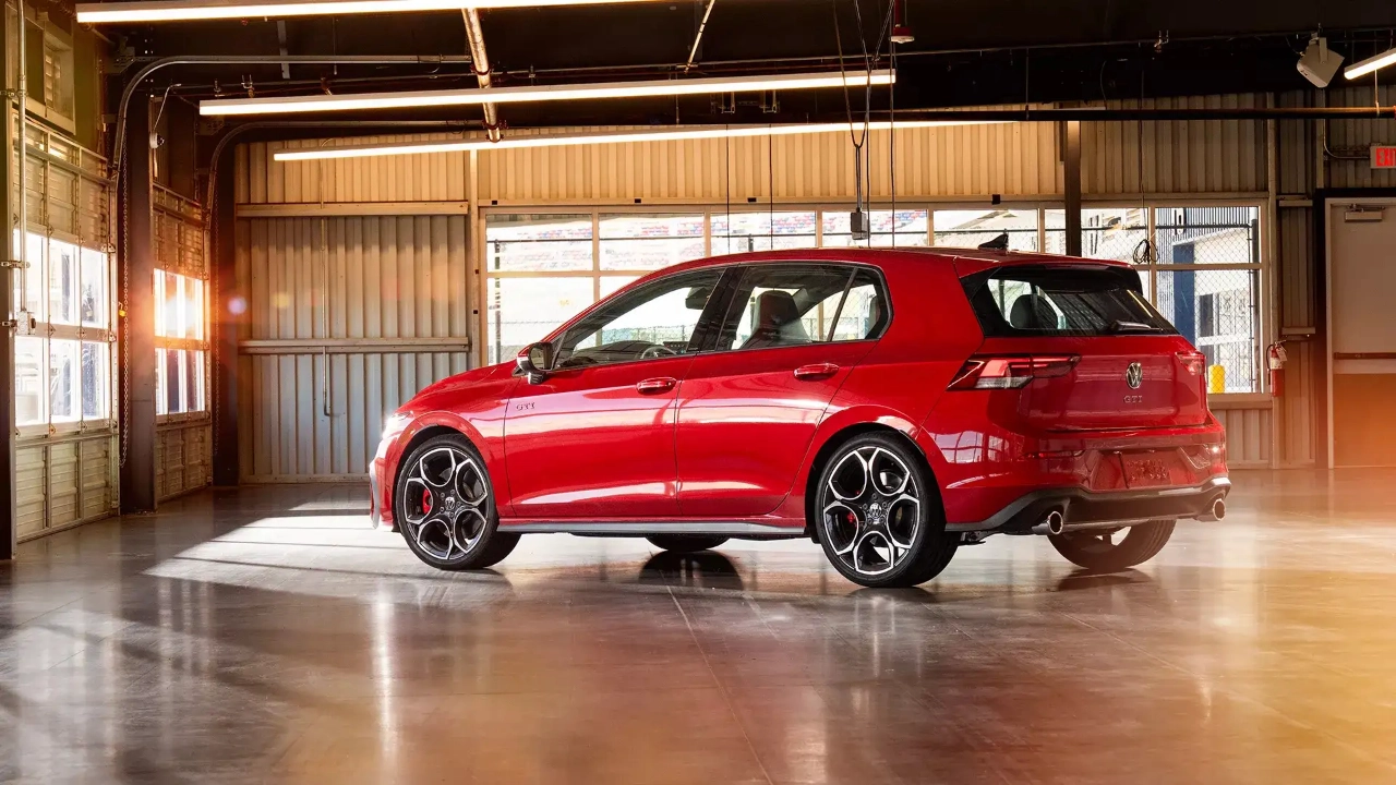 Vue arrière de la Volkswagen Golf GTI mettant en valeur son design dynamique