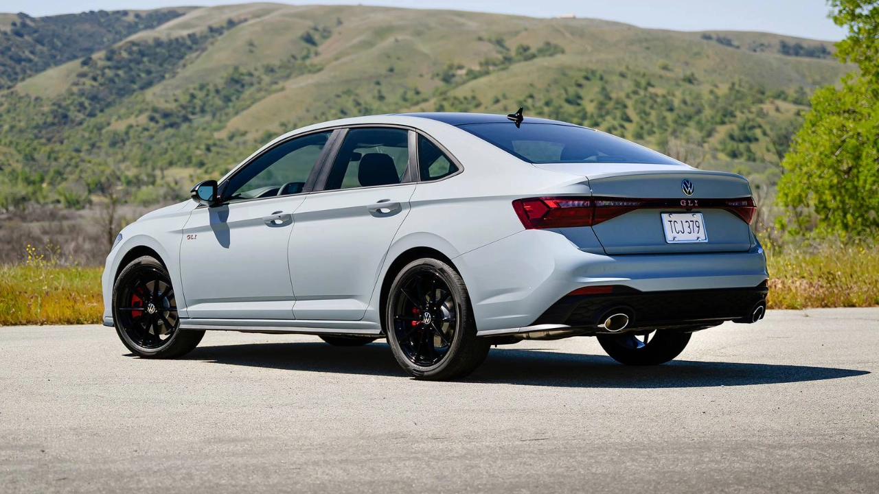 Vue arrière de la Volkswagen Jetta GLI mettant en évidence son coffre et son design distinctif