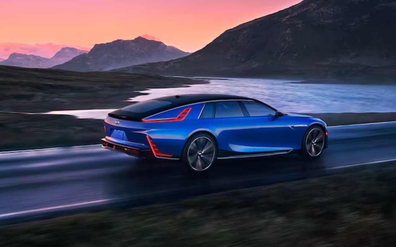 vue latérale d'une Cadillac Celestiq 2023 sur une route de campagne au crépuscule
