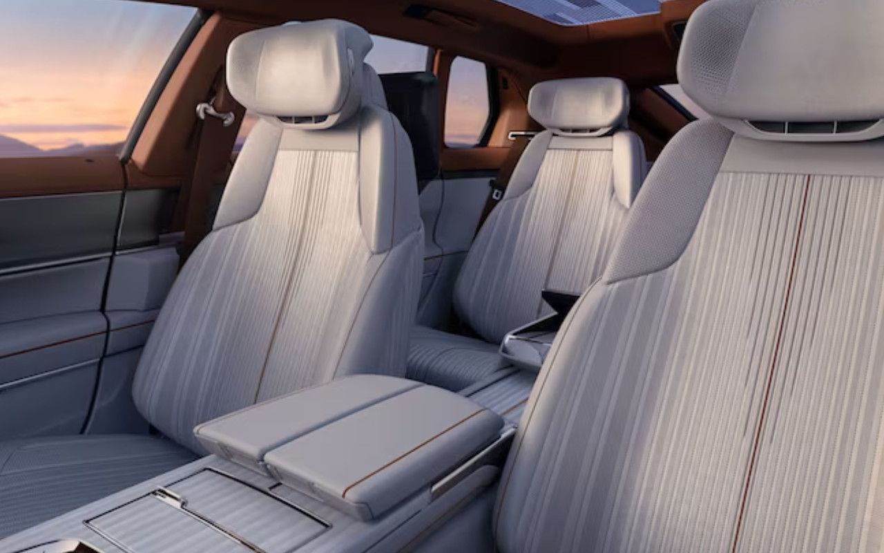 vue de l'habitacle d'une Cadillac Celestiq 2023