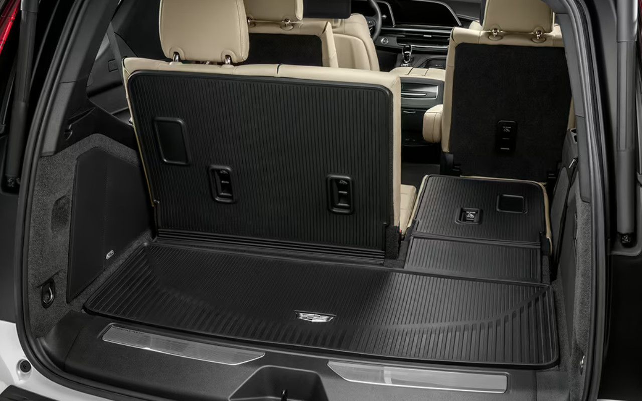 vue de l'espace de chargement d'un Cadillac Escalade ESV 2023