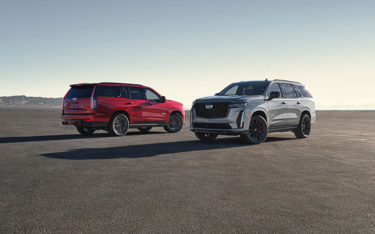 image entête - vue de deux Cadillac Escalade ESV 2023 d'angle différents