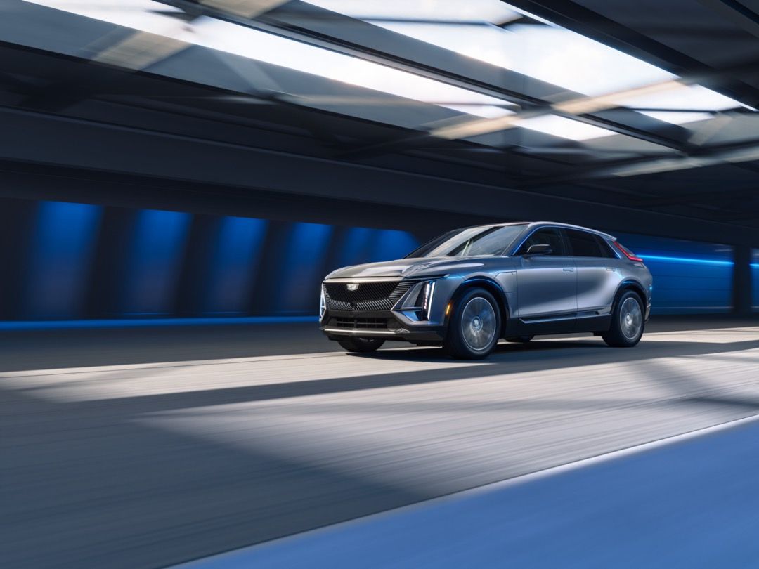 Vue 3/4 avant du Cadillac Lyriq 2024 roulant dans un tunnel.