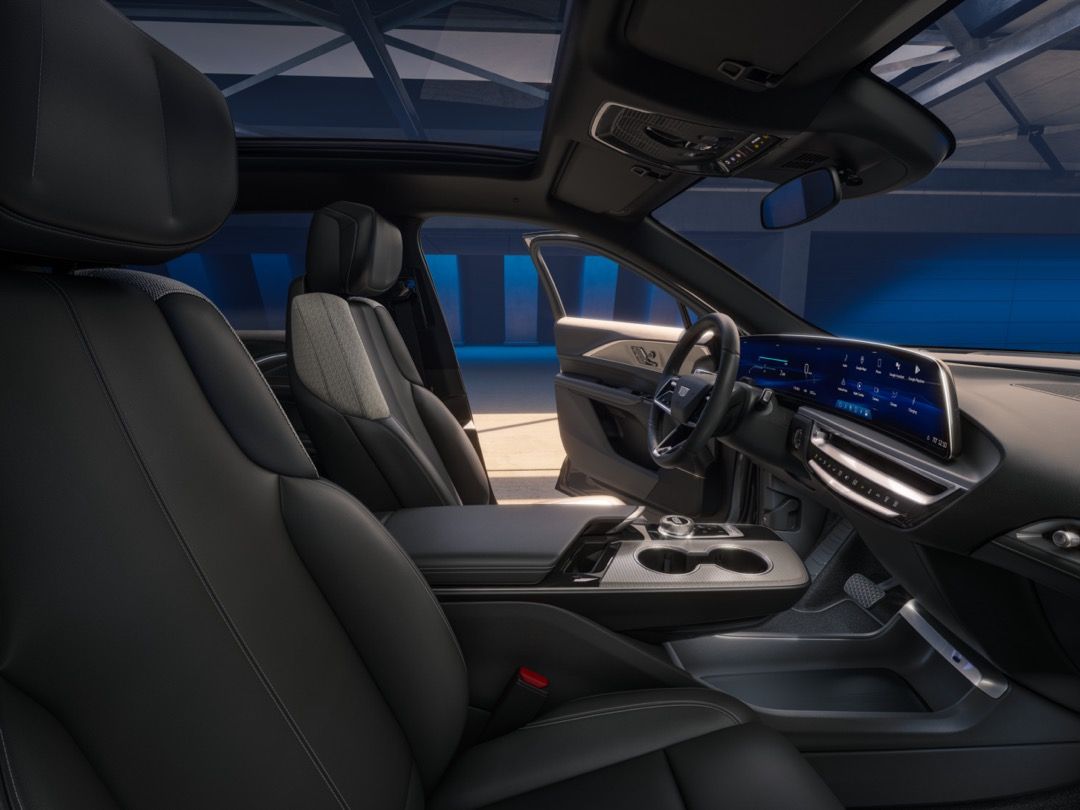 Cockpit du Cadillac Lyric 2024 incluant les technologies à bord.