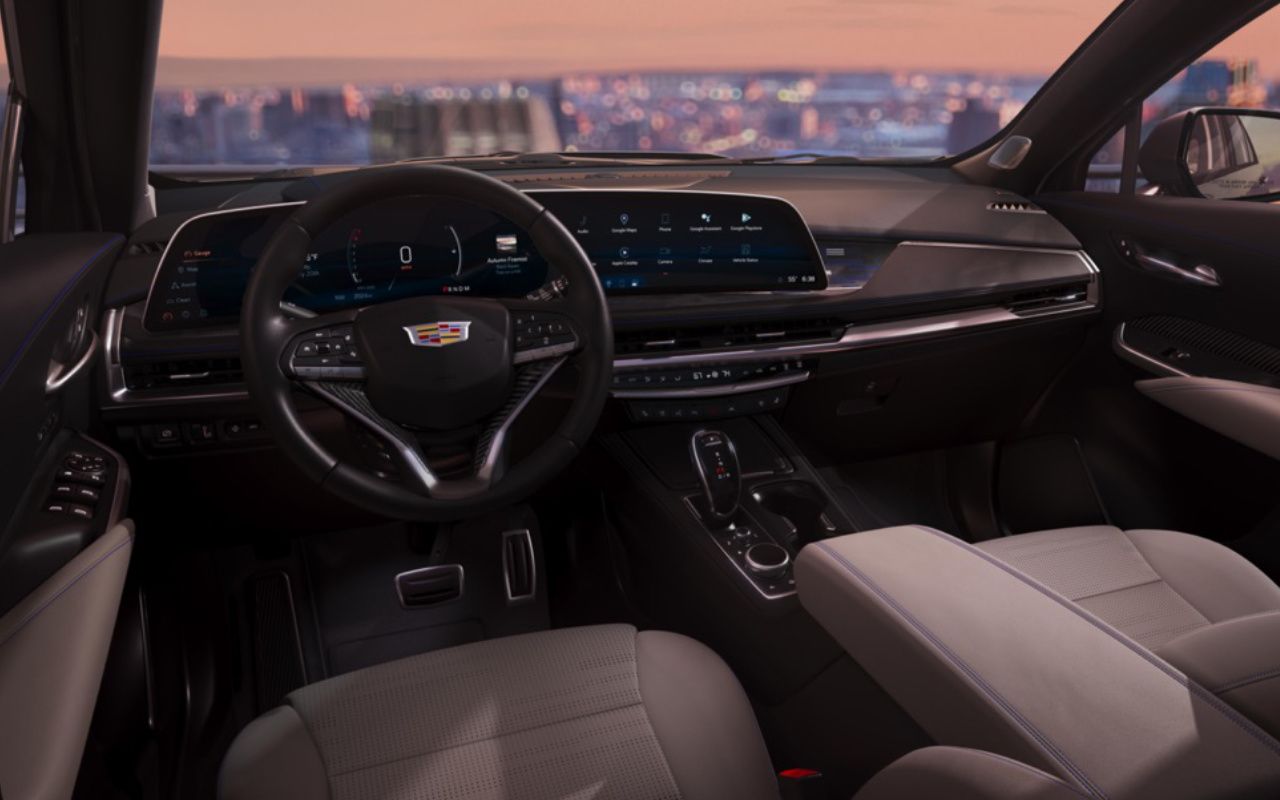 vue de l'habitacle et du tableau de bord d'une Cadillac XT4 2024