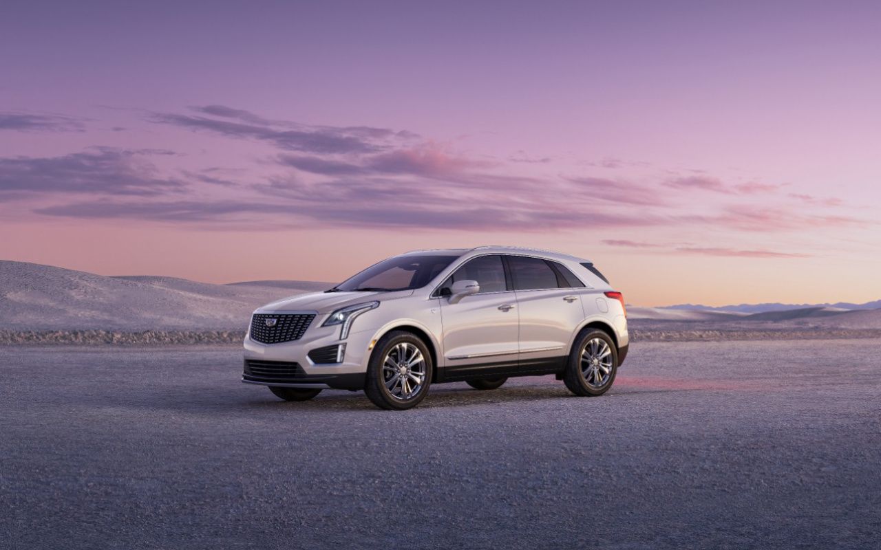 vue latérale avant d'une Cadillac XT5 2024 dans le désert au crépuscule