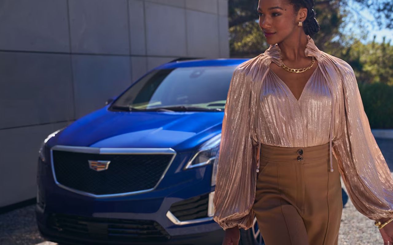 vue d'une jeune femme qui marche près d'une Cadillac XT5 2024