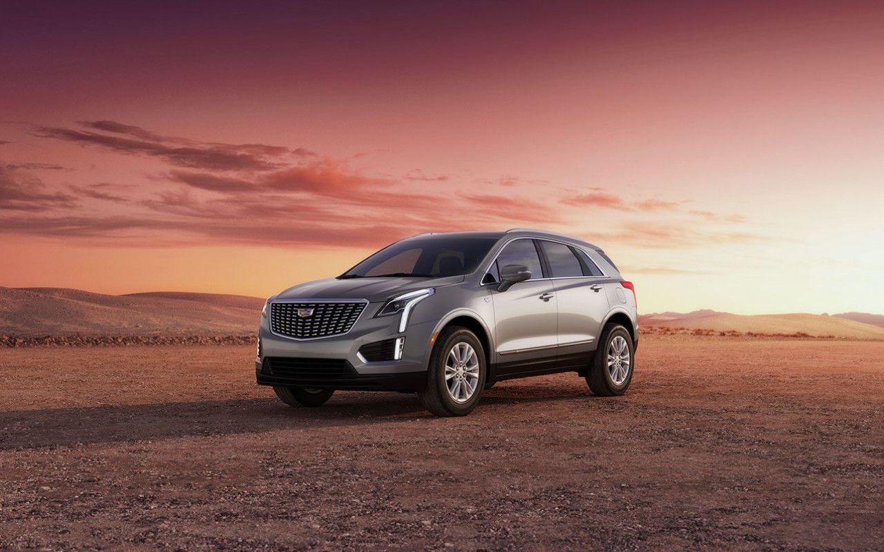 vue latérale avant d'une Cadillac XT5 2024 dans le désert