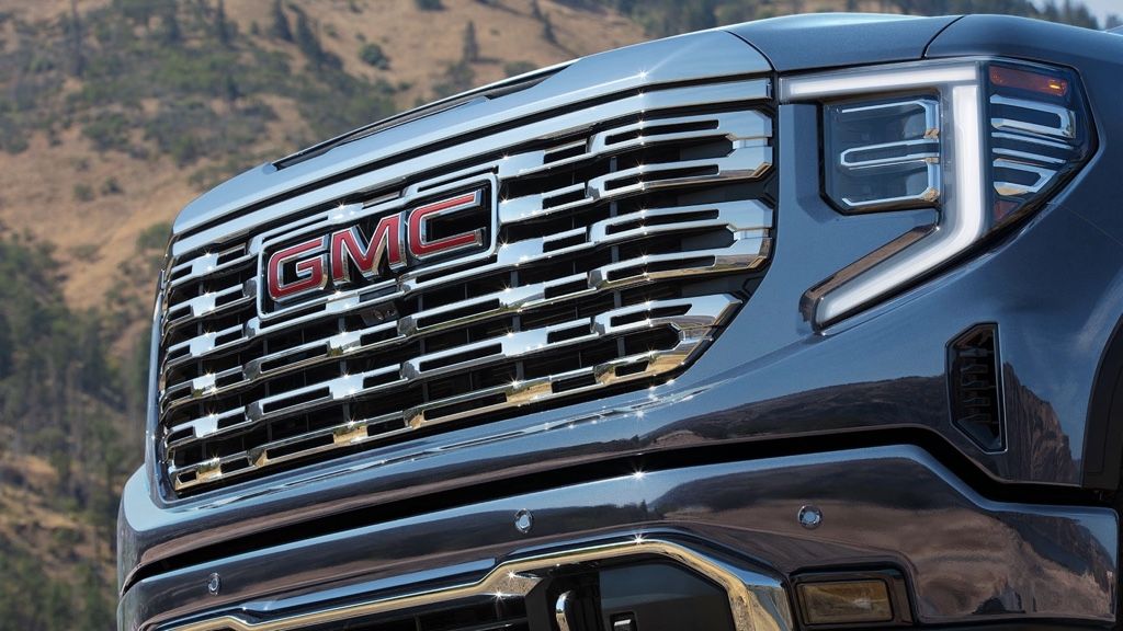 Vue avant du GMC Sierra 1500 2025 noir avec calandre chrom&eacute;e imposante, symbole de robustesse et de design haut de gamme.
