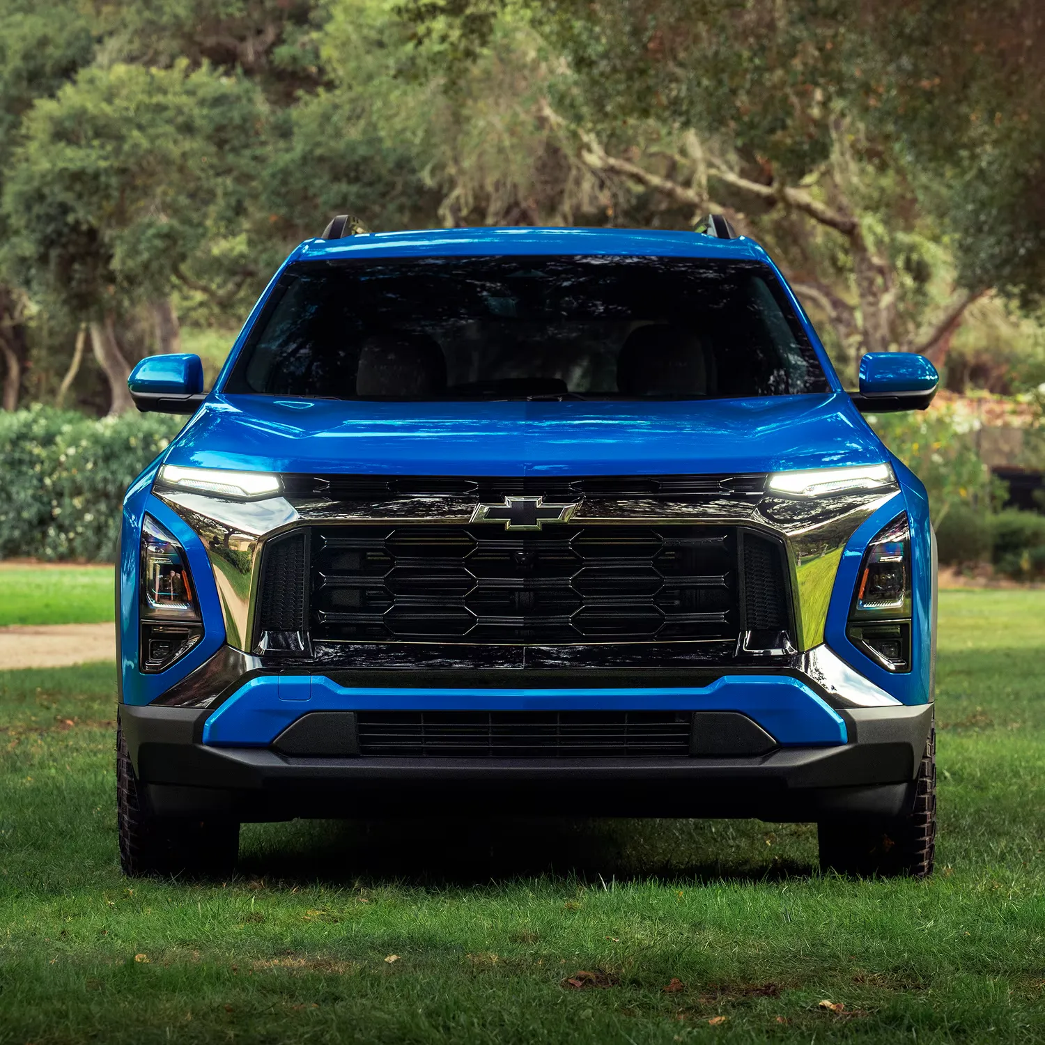 Vue avant du Chevrolet Equinox ACTIV 2027 bleu.