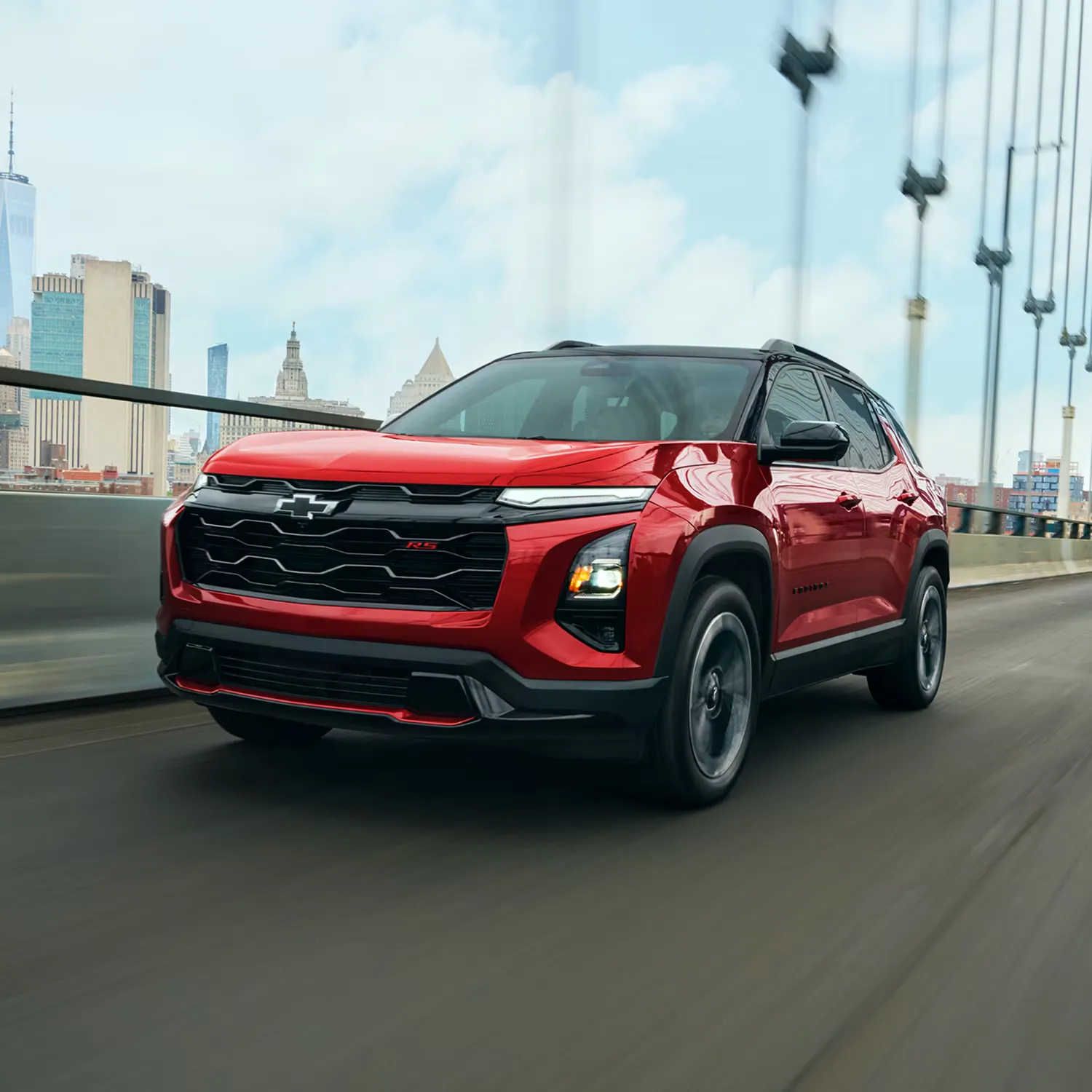 Chevrolet Equinox RS 2027 rouge en conduite sur un pont.