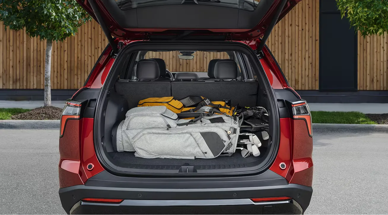 Espace de chargement du Chevrolet Equinox 2027 avec équipement de plein air.