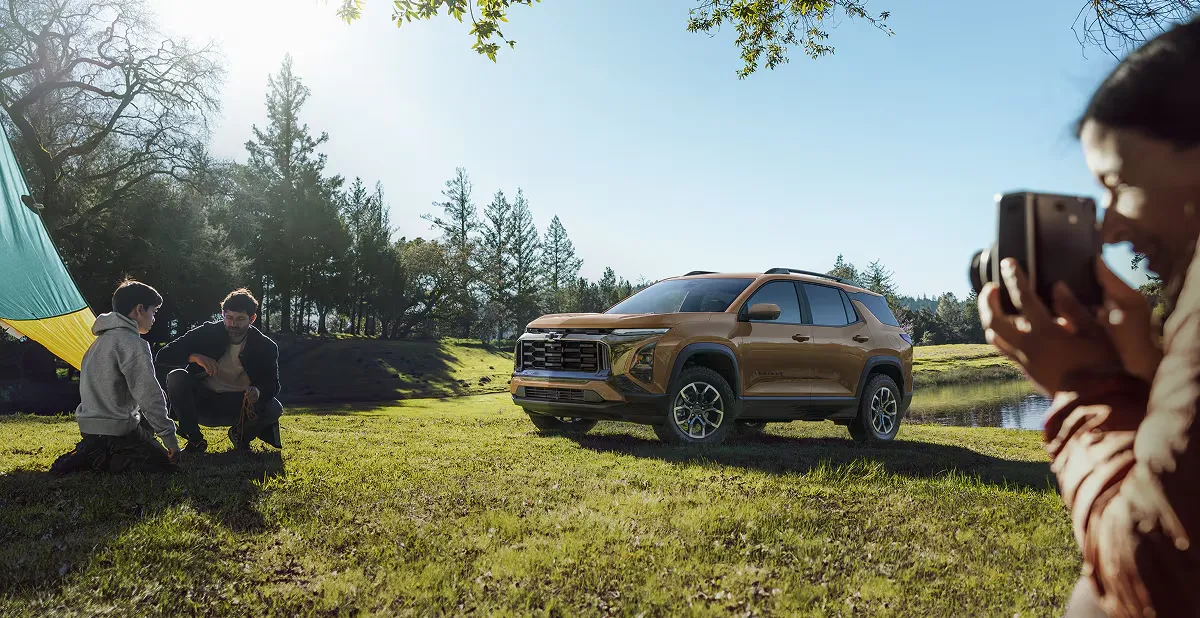 Chevrolet Equinox ACTIV 2027 présenté dans un décor naturel.