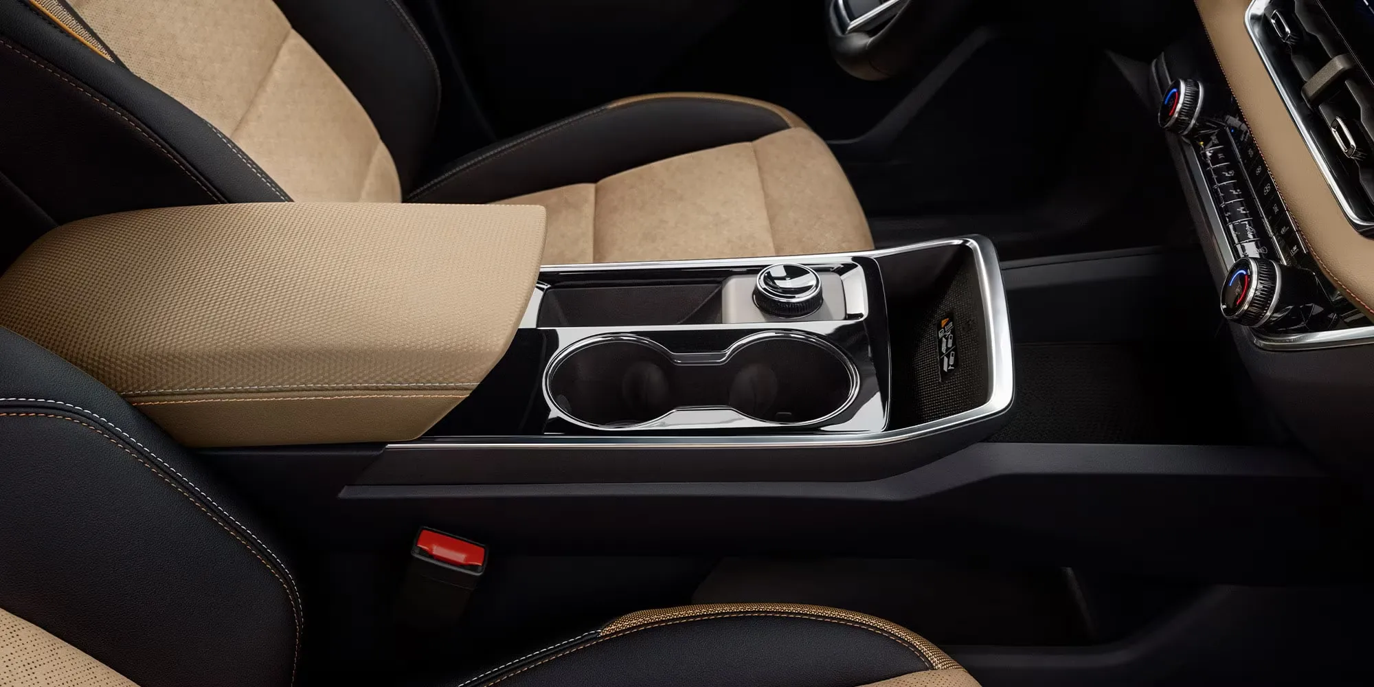 Console centrale et sièges en microfibre du Chevrolet Equinox ACTIV 2027.