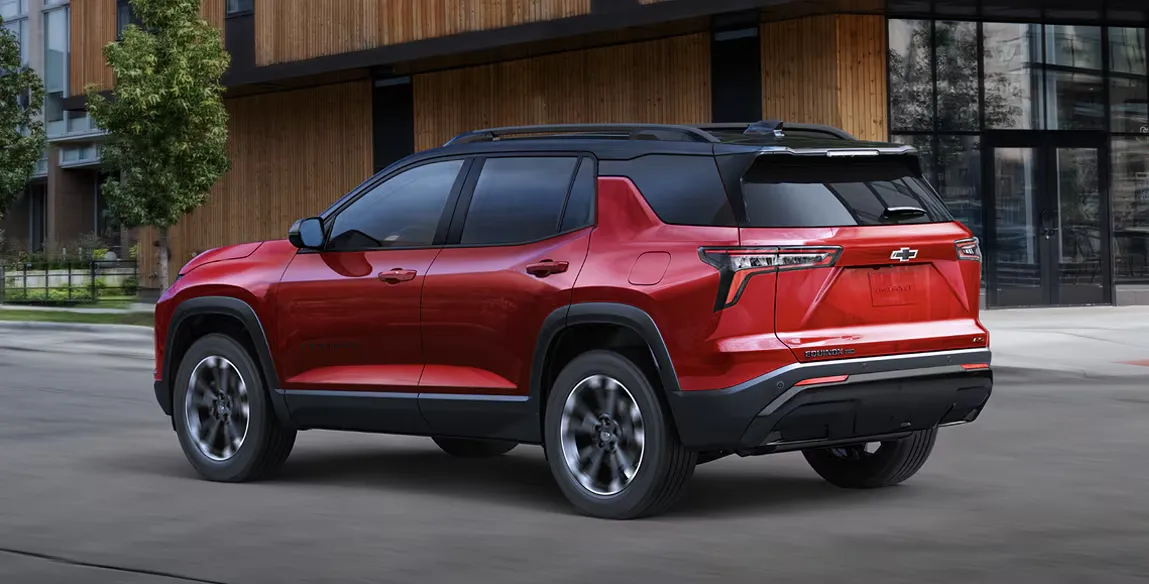 Vue arrière du Chevrolet Equinox 2027 rouge en conduite urbaine.