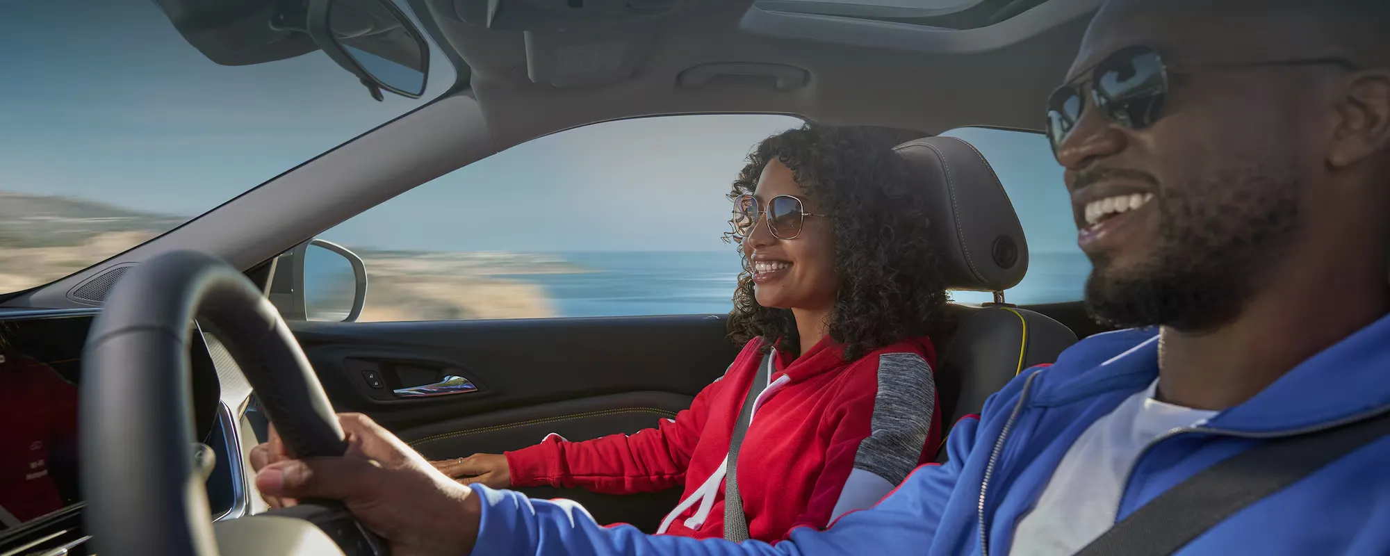 Conducteur et passagère à bord du Chevrolet Equinox EV.