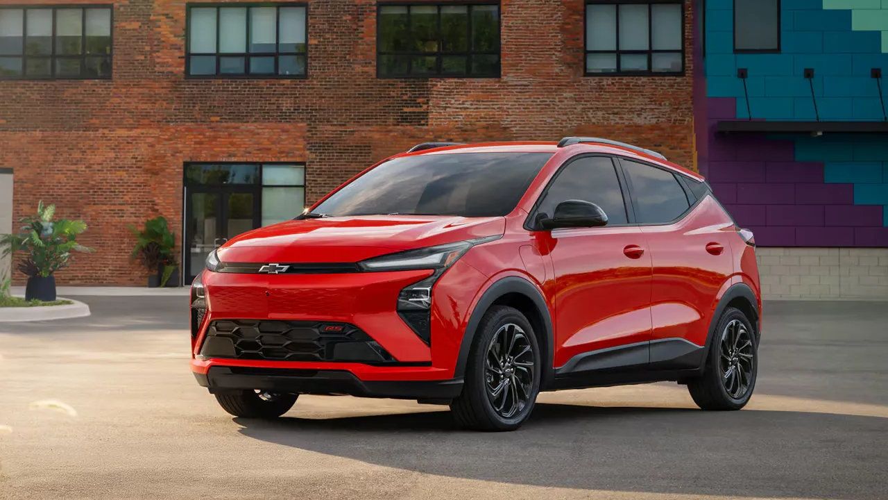 vue latérale avant d'un Chevrolet Bolt 2027