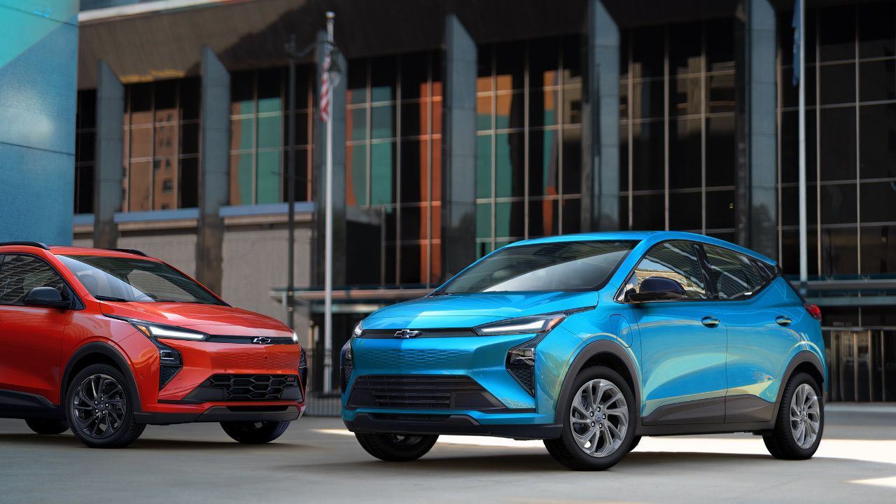 vue latérale avant de deux Chevrolet Bolt 2027