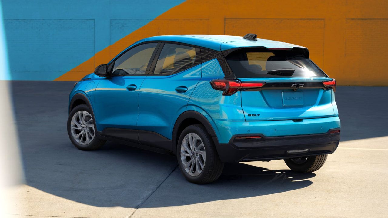 vue latérale arrière d'un Chevrolet Bolt 2027