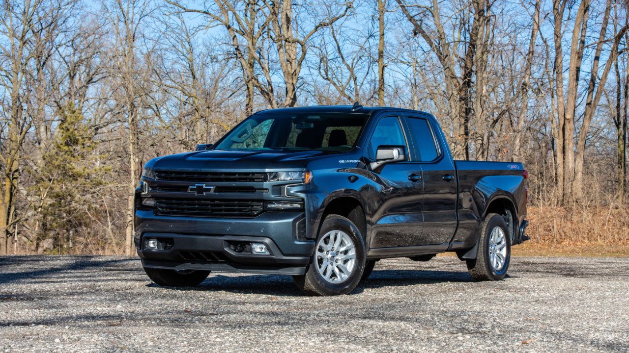 vue latérale avant d'un Chevrolet Silverado 1500 2019