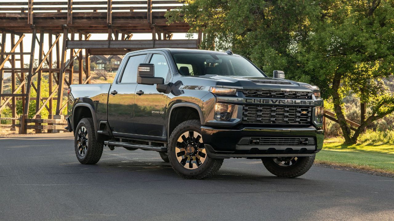 vue latérale avant d'un Chevrolet Silverado 2500 HD 2020