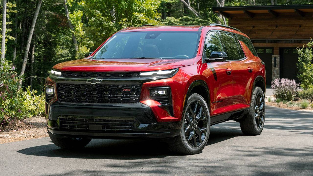 vue latérale avant d'un Chevrolet Traverse 2026