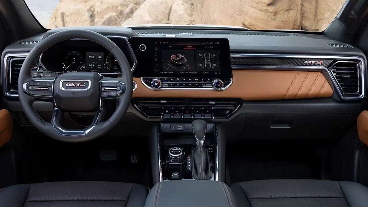 vue de l'habitacle et du tableau de bord d'un GMC Canyon 2026