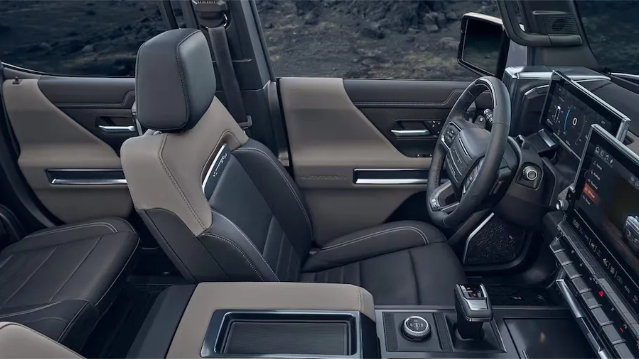 vue de l'habitacle d'un GMC Hummer 2026