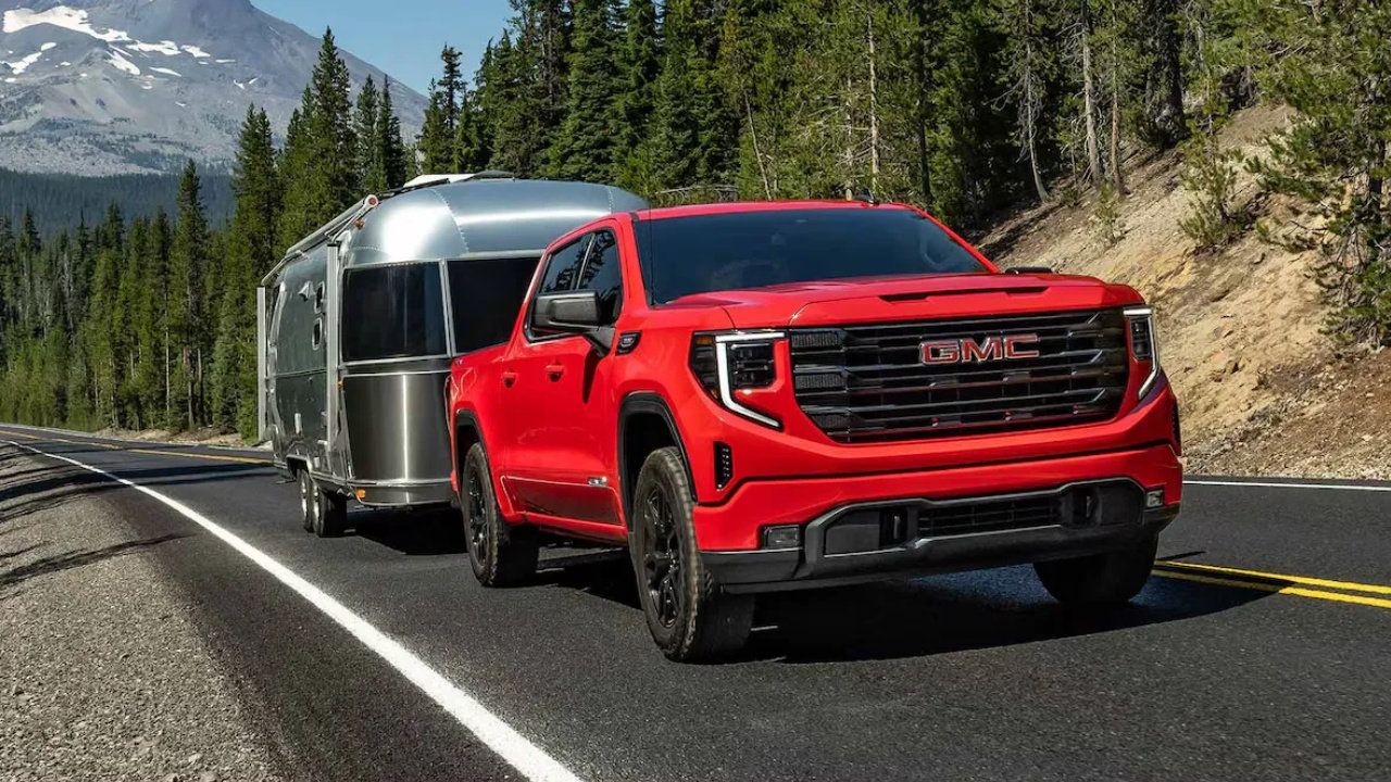 vue latérale avant d'un GMC Sierra 1500 2026