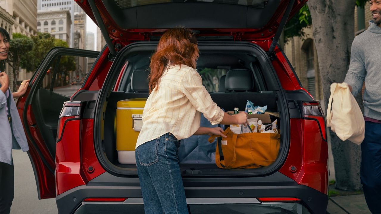 Vue arrière du Chevrolet Equinox 2026 circulant sur une route forestière