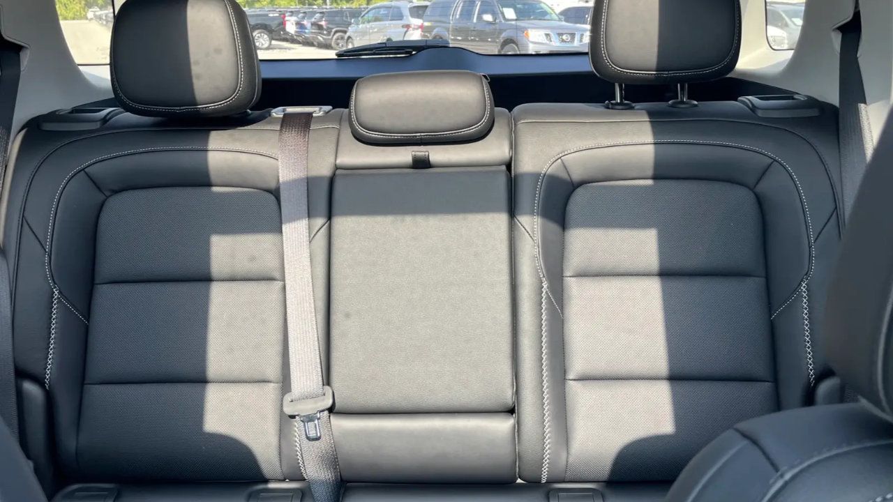 Intérieur moderne et confortable du GMC Terrain 2026 stationné