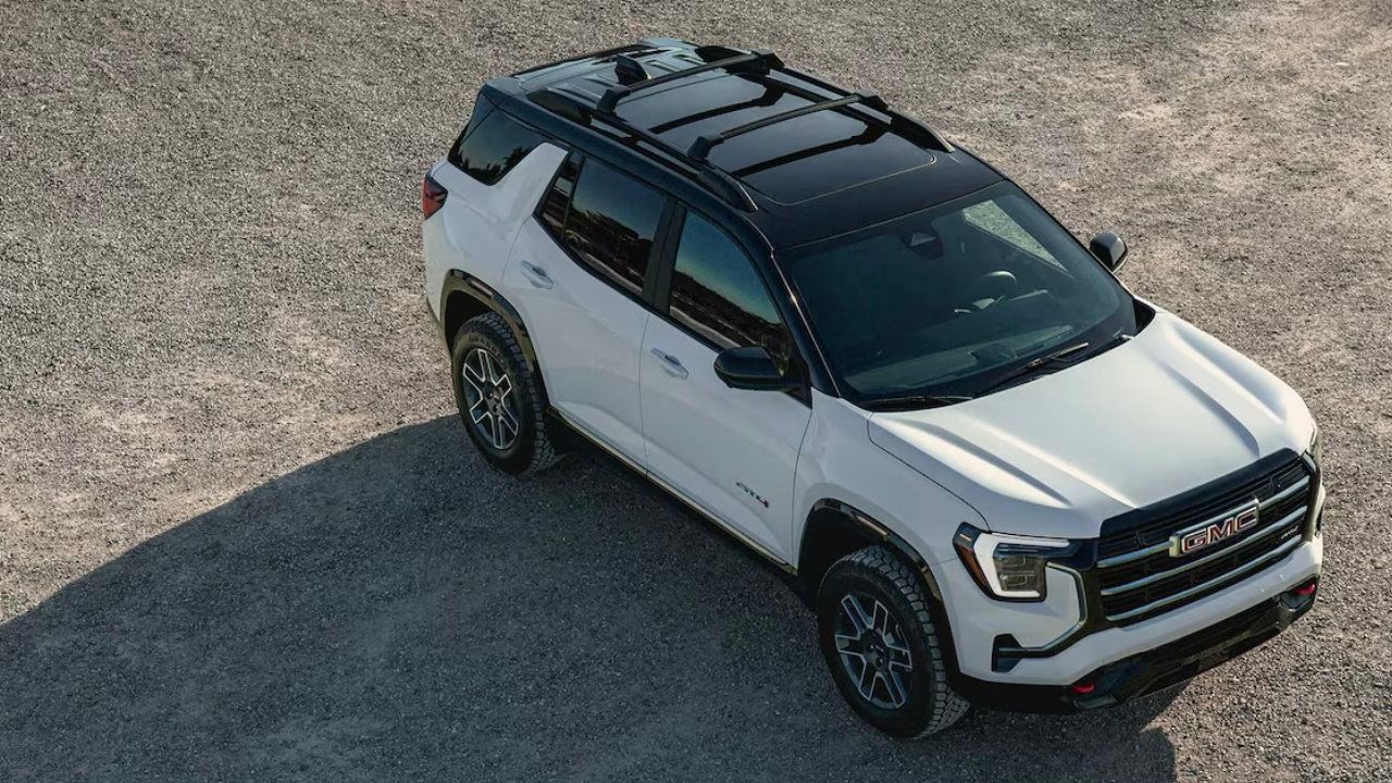 GMC Terrain 2026 circulant sur une route pavée