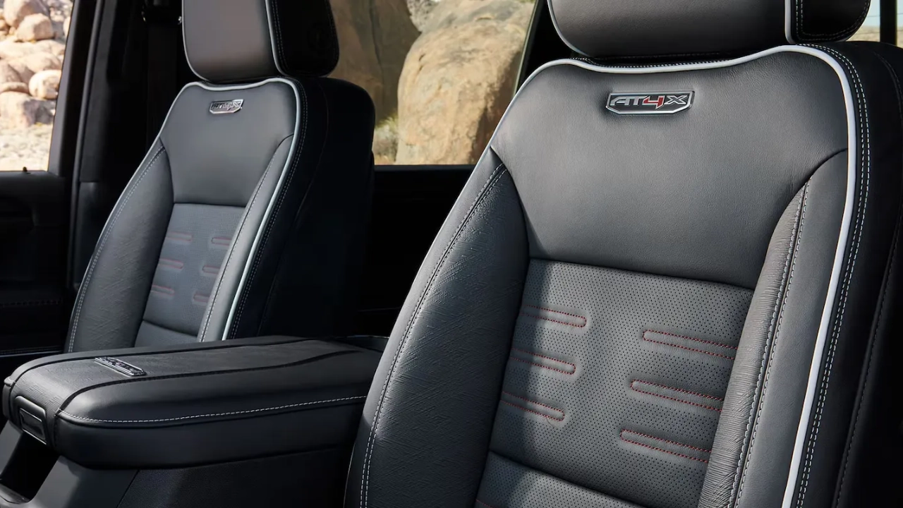 Habitacle luxueux du GMC Sierra HD avec sièges de qualité et finitions raffinées