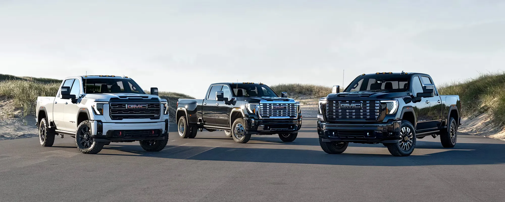 Le GMC Sierra HD stationné de profil dans un environnement extérieur
