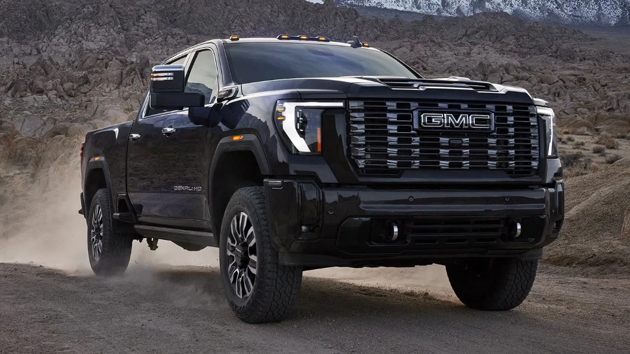 Vue de trois-quarts arrière du GMC Sierra HD illustrant sa robustesse