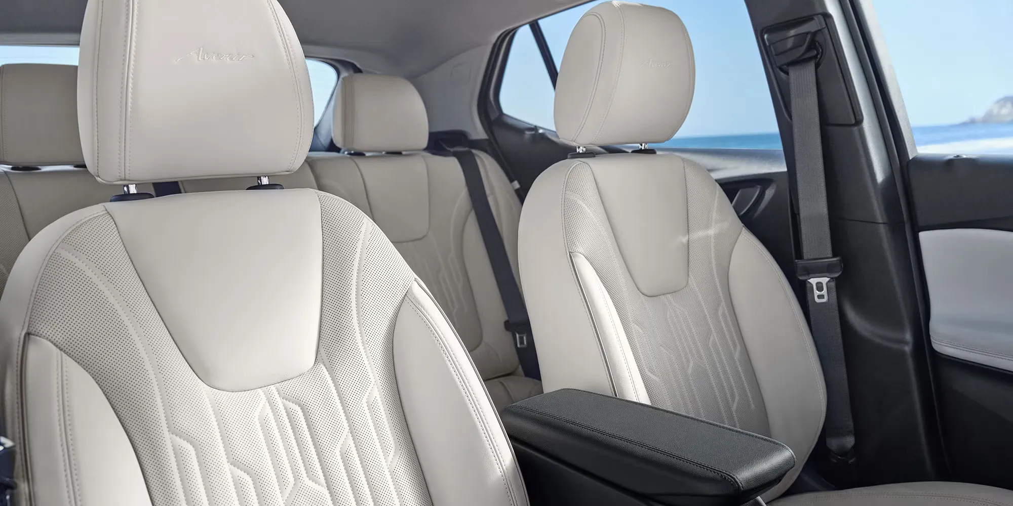 Si&egrave;ges en cuir clair de l&rsquo;habitacle du Buick Encore GX Avenir 2026.