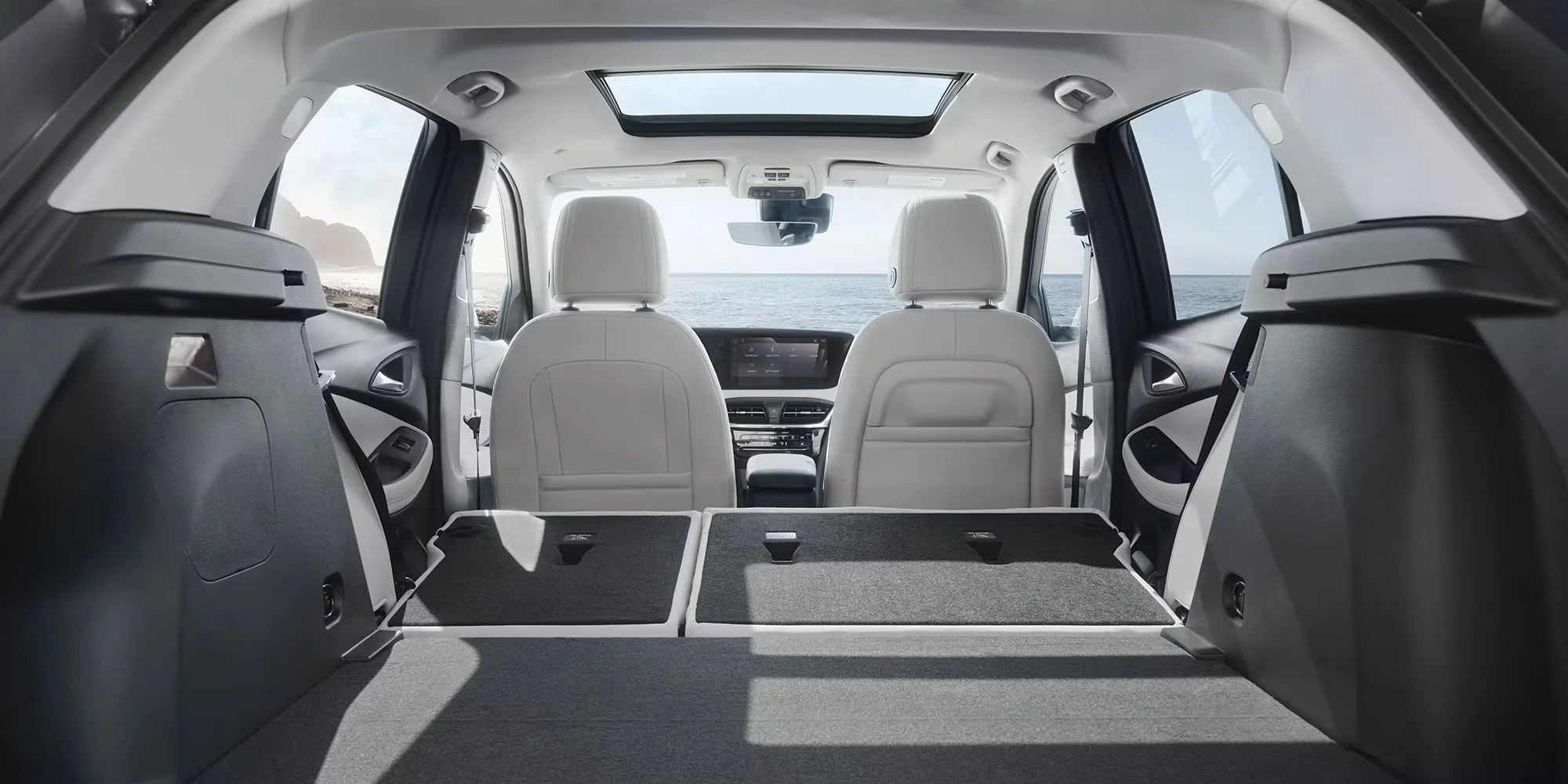 Espace de chargement du Buick Encore GX 2026 avec si&egrave;ges arri&egrave;re rabattus.
