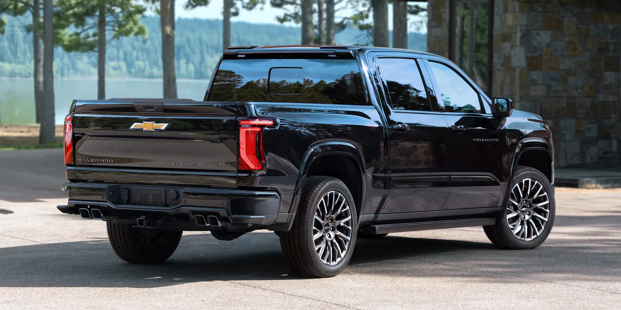 Chevrolet Silverado 1500 2027 noir vu de l&rsquo;arri&egrave;re.