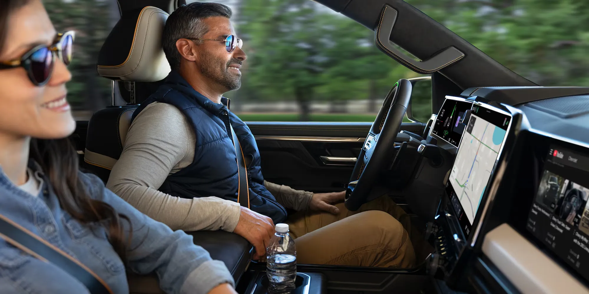 Conducteur et passag&egrave;re dans l&rsquo;habitacle du Chevrolet Silverado 1500 2027.
