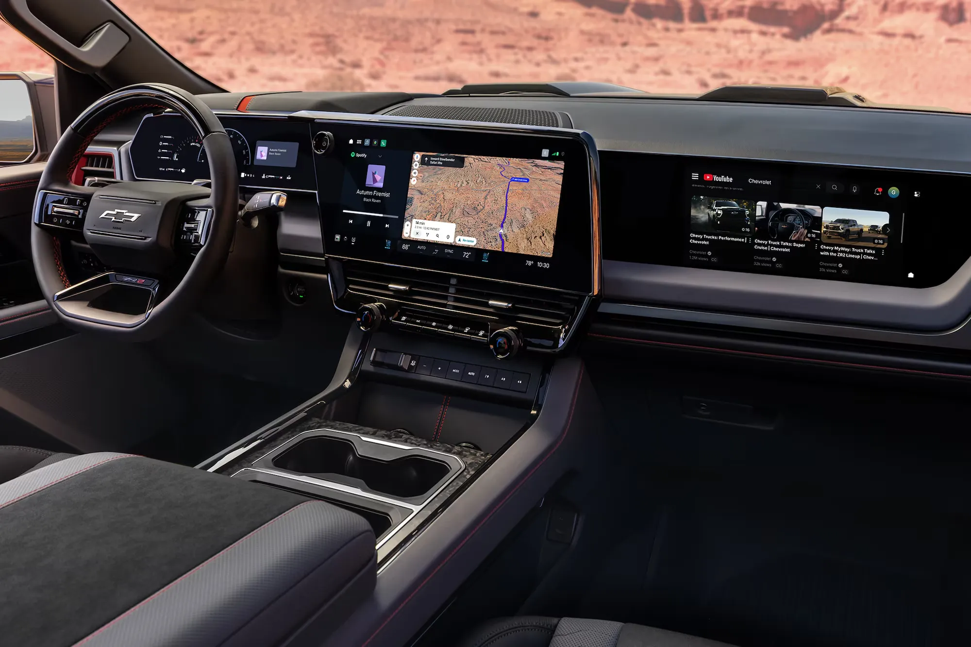 Habitacle technologique du Chevrolet Silverado 1500 2027 avec &eacute;crans panoramiques.