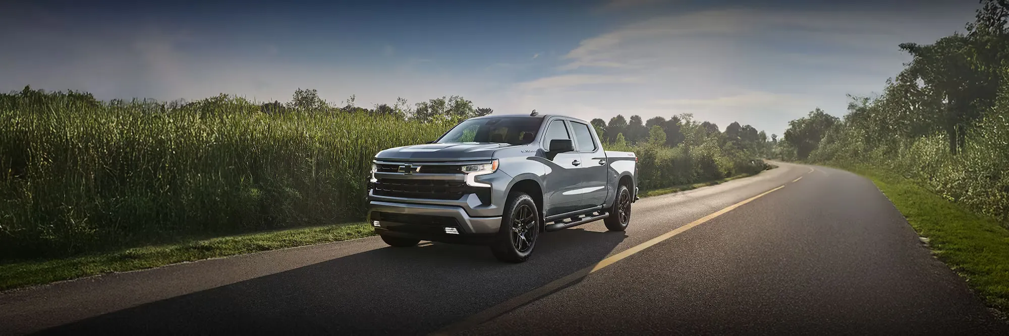Chevrolet Silverado 1500 2027 argent&eacute; sur une route de campagne.