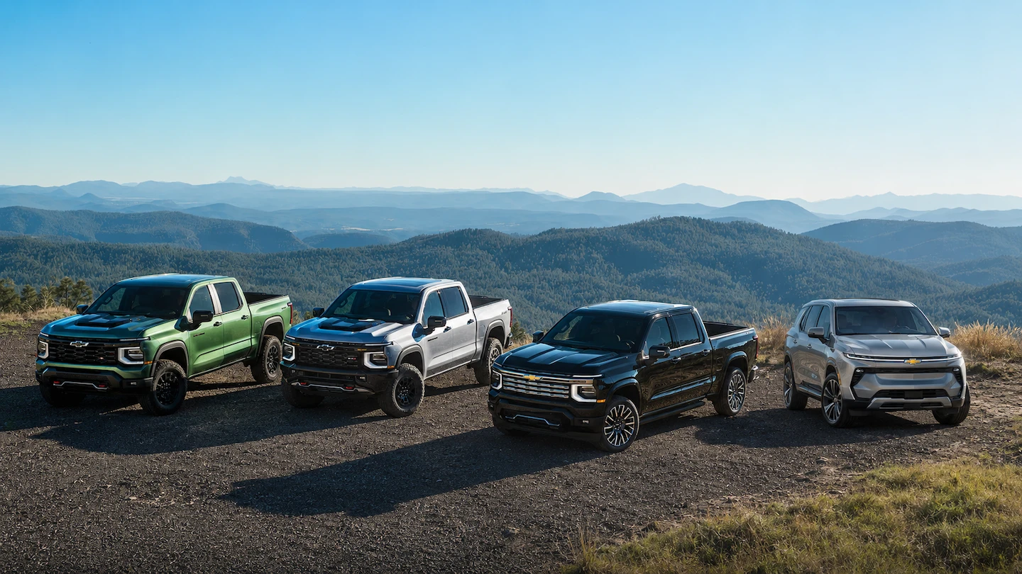Gamme de camions Chevrolet 2026 devant un paysage montagneux.