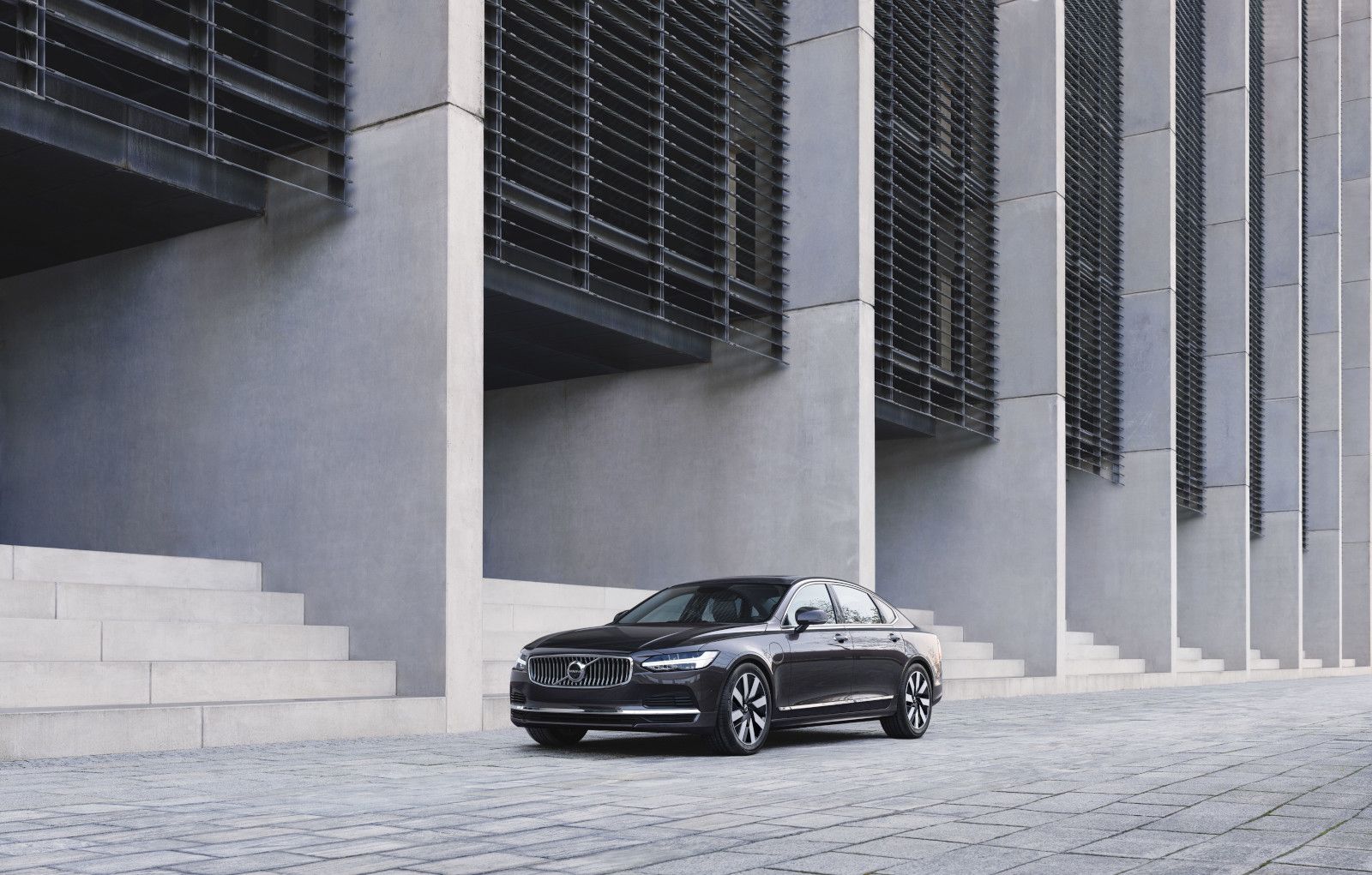 Unplug Your Commute: 5 Ways the 2024 S90 Recharge Enhances Luxury Electric Driving
