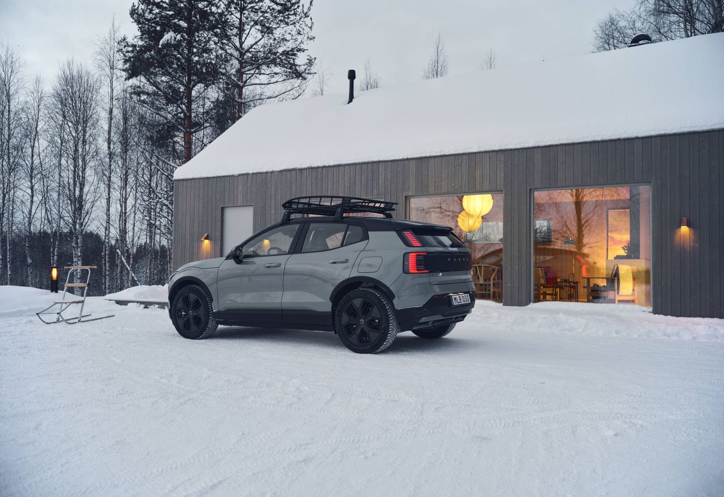 What Design Elements Differentiate the Volvo EX30 Cross Country?