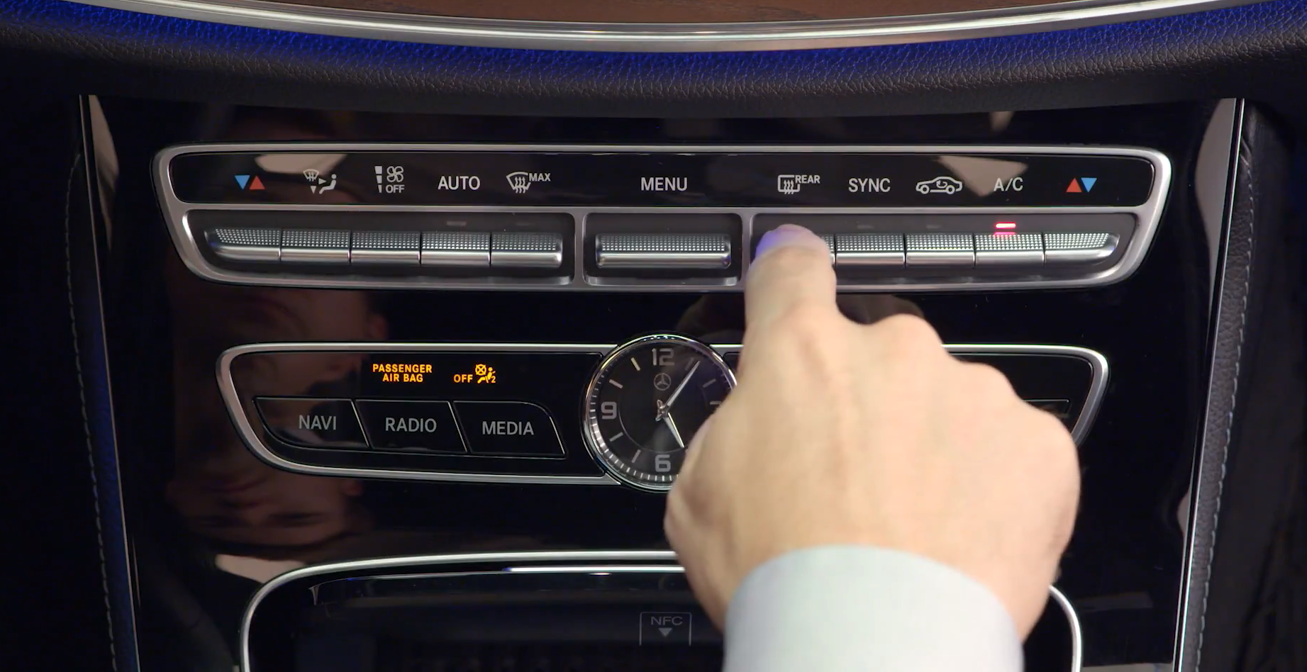 What is: New COMAND Interface: Climate Control with Air Balance | Mercedes-Benz Canada