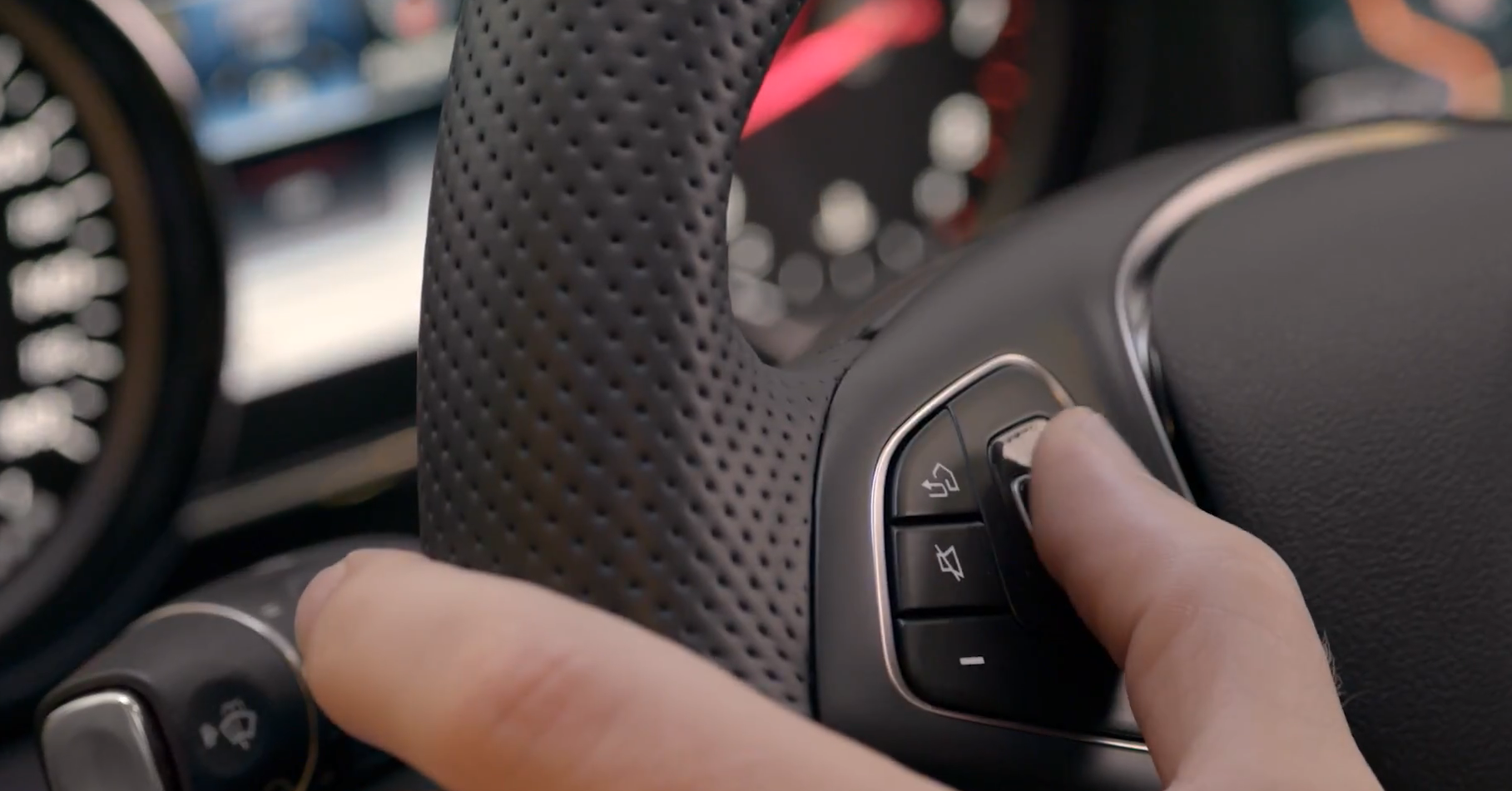 What is: New COMAND Interface: Multifunction Steering Wheel | Mercedes-Benz Canada