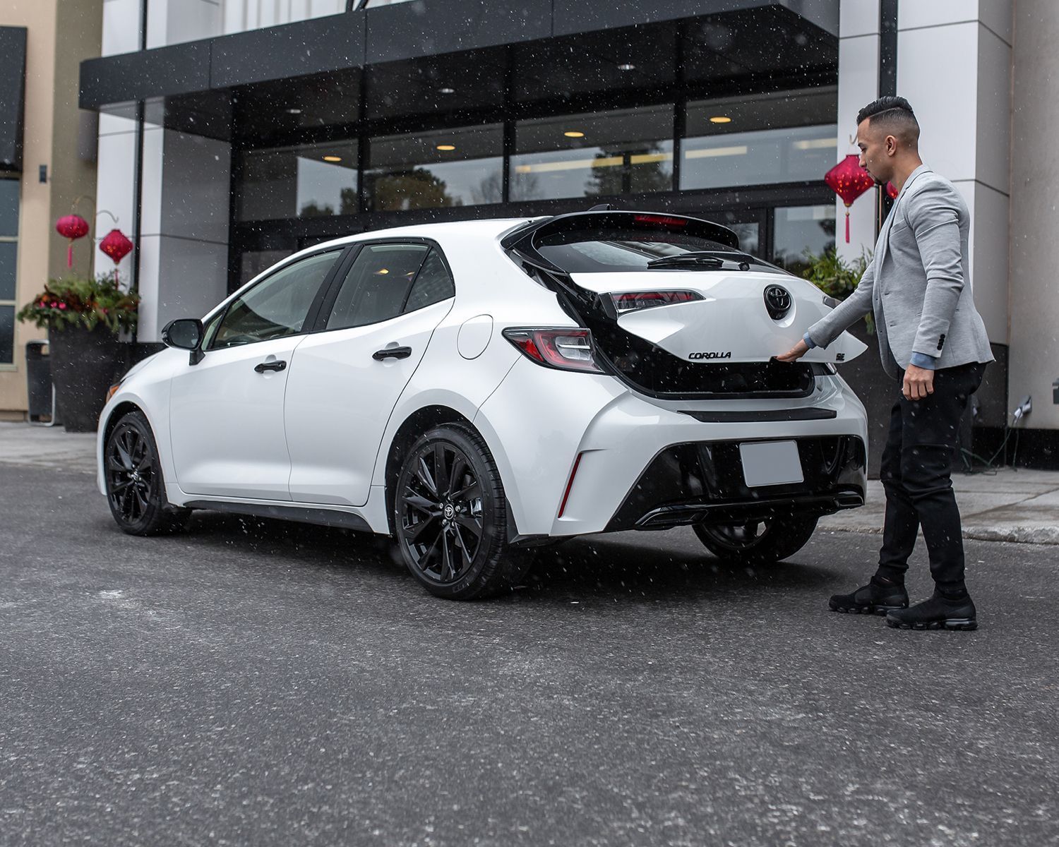 Fonctionnement de l'ouverture du hayon ajustable chez Angers Toyota