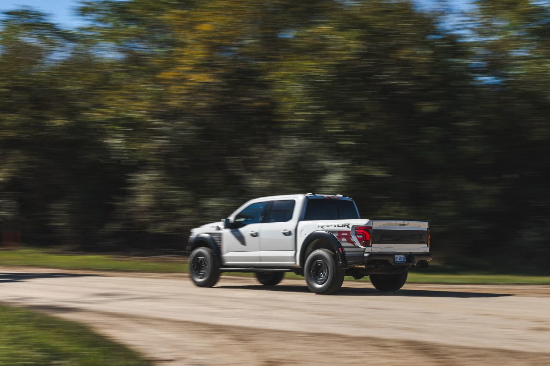Ford F-150 Raptor R 2026 : Le roi incontesté de la démesure tout-terrain