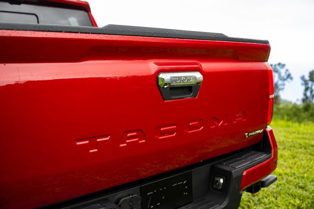 L'arrière du Toyota Tacoma Limited 2024 rouge avec le logo Tacoma.