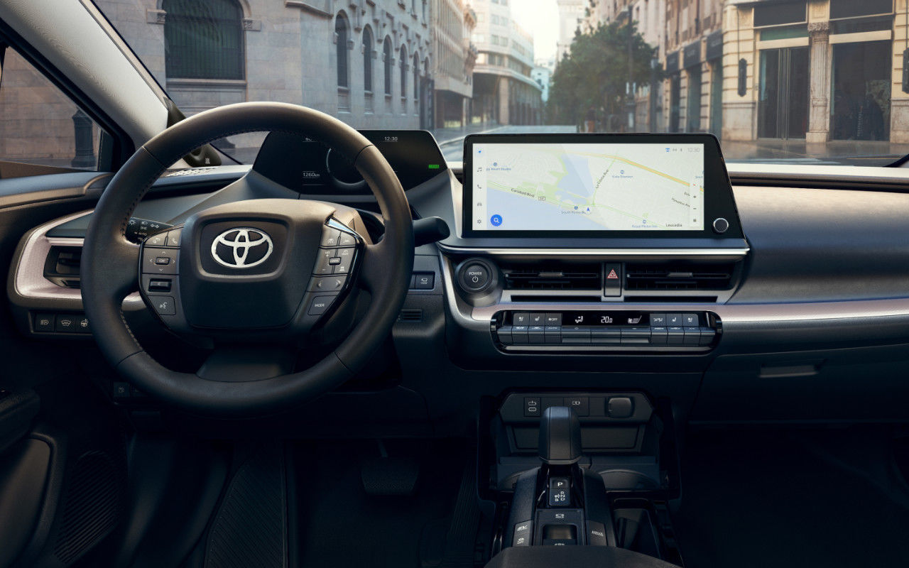 vue de l'habitacle et du tableau de bord d'une Toyota Prius 2024